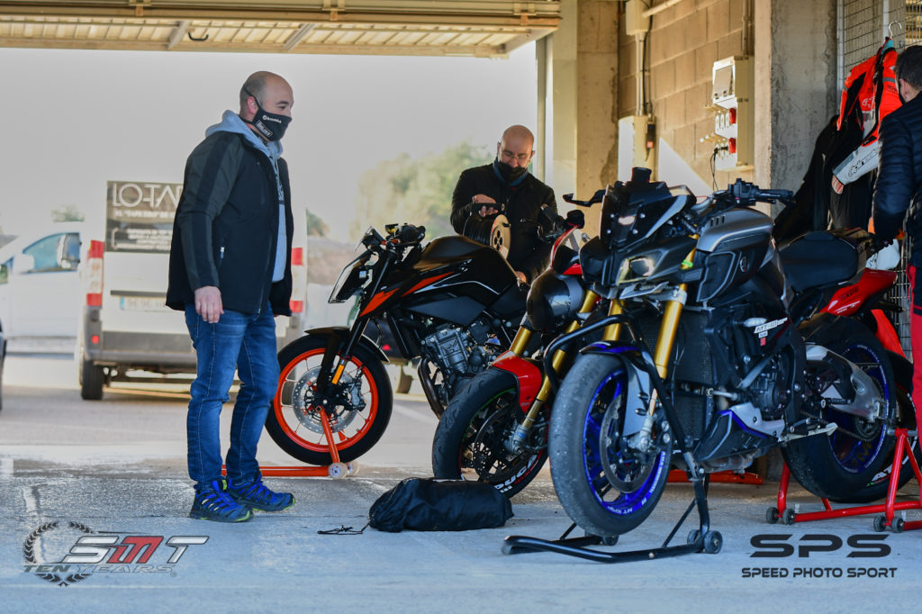 Motos dentro de un box