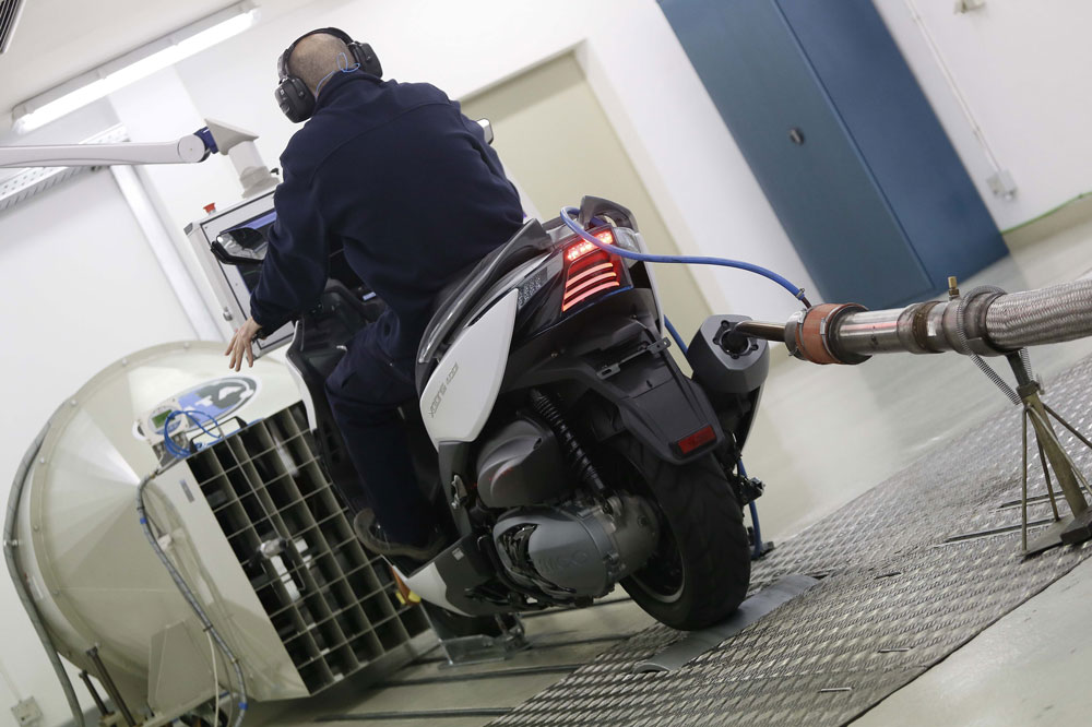 Ensayo de medición de gases en un laboratorio. Las estaciones ITV no pueden, por tiempo e infraestructuras, realizar este tipo de mediciones que SI se realizan durante la homologación de vehiculos. 