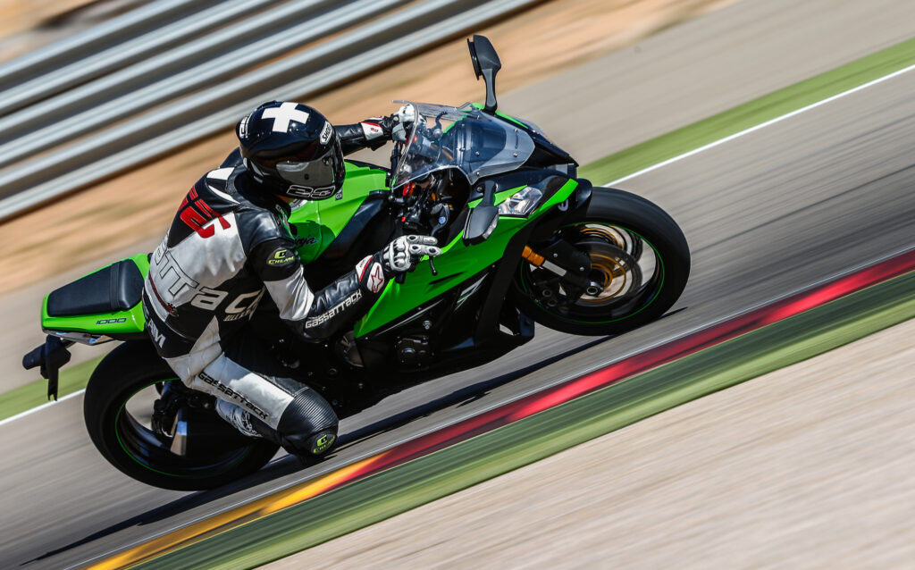 Kawaskai Ninja ZX10R GEN4 on track,. Find your motorcycle invisibñe speed.